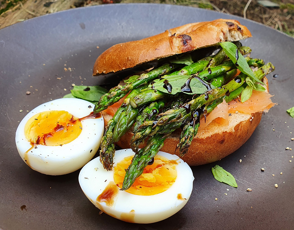 Bagel füstölt lazaccal, tojással és spárgával