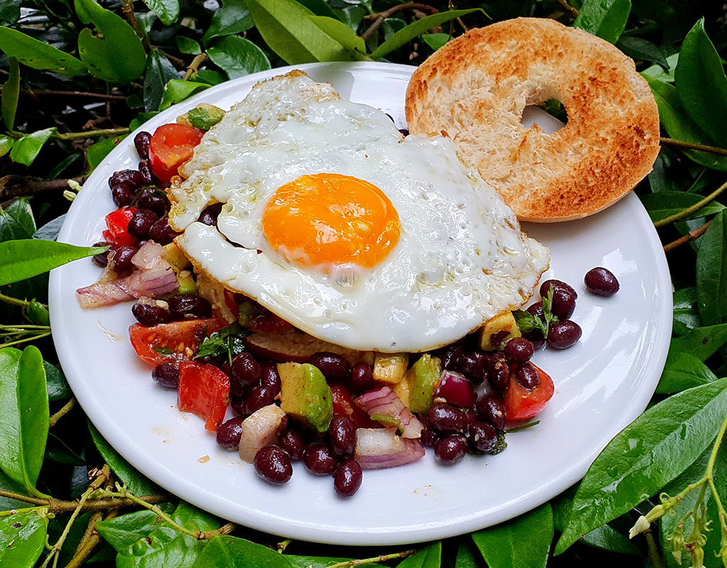 Bagel tojással és feketebab salátával