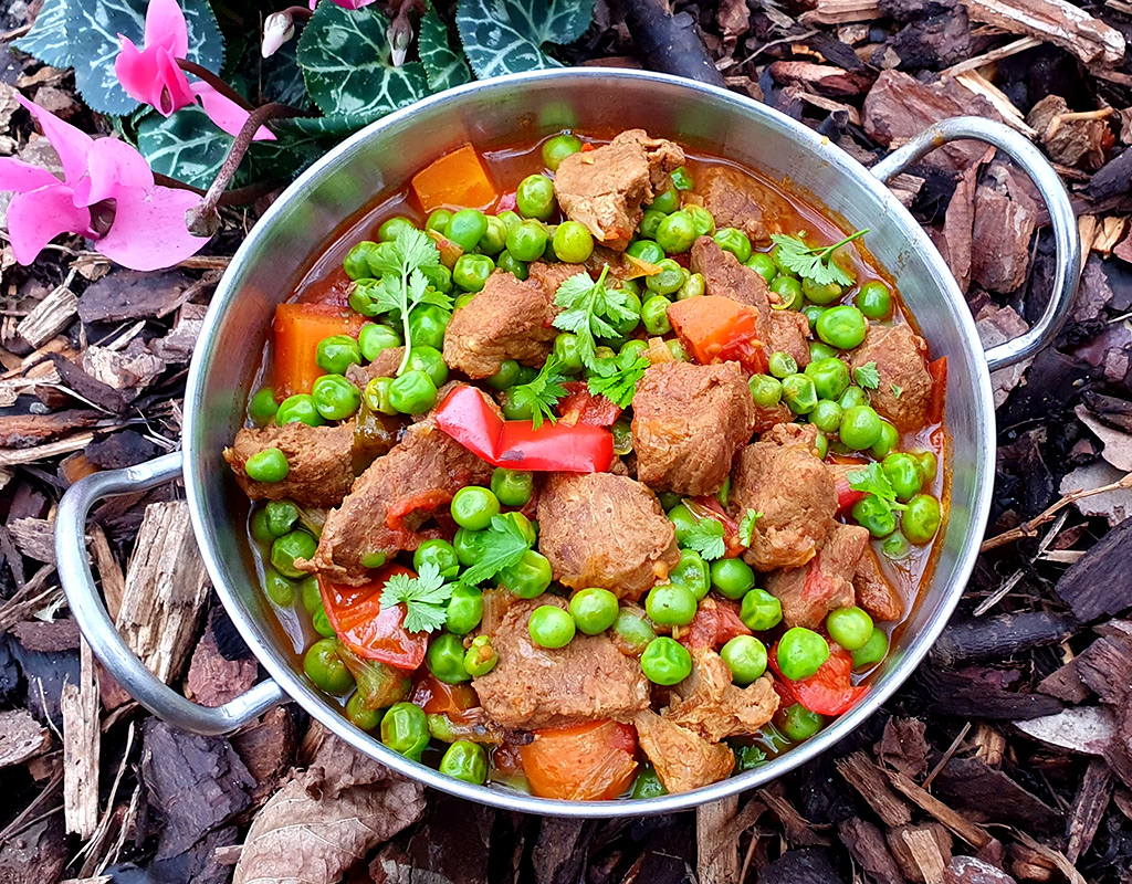 Bárány curry zöldborsóval