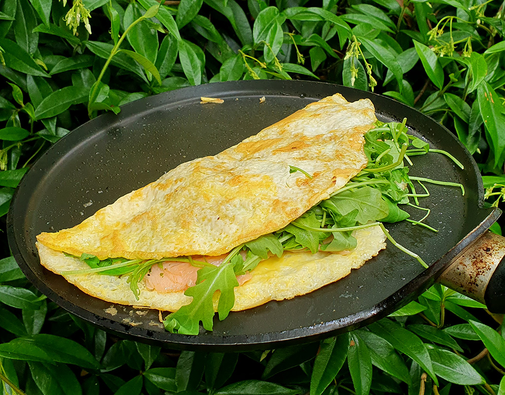 Füstölt lazacos omlett újhagymával és rukkolával