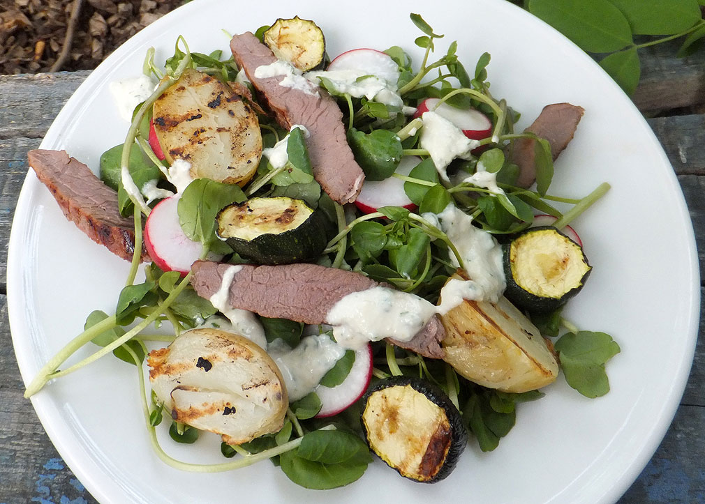 Grillezett steak és zöldség saláta