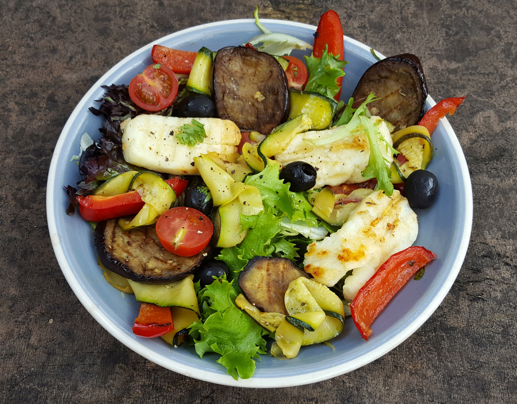 Grillezett zöldség és halloumi saláta