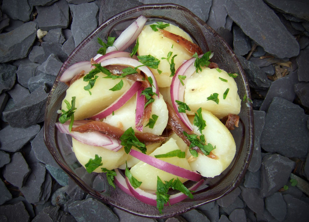 Hagymás krumplisaláta szardellával