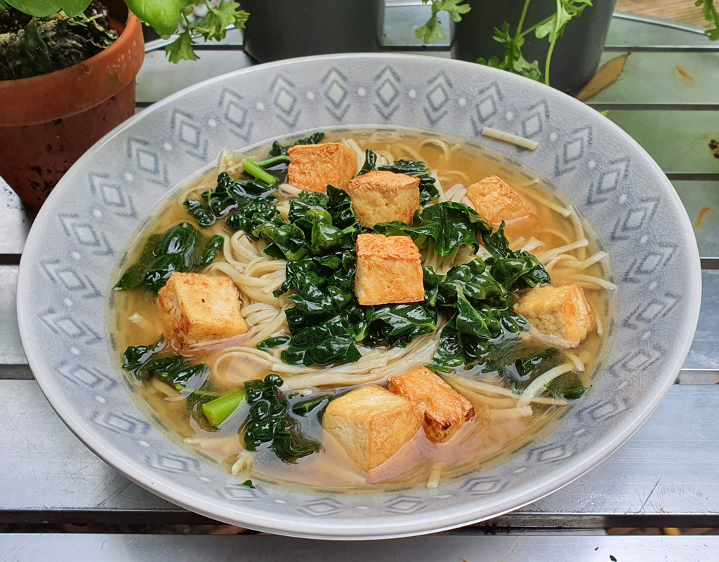 Káposztás miso leves tofuval és tésztával