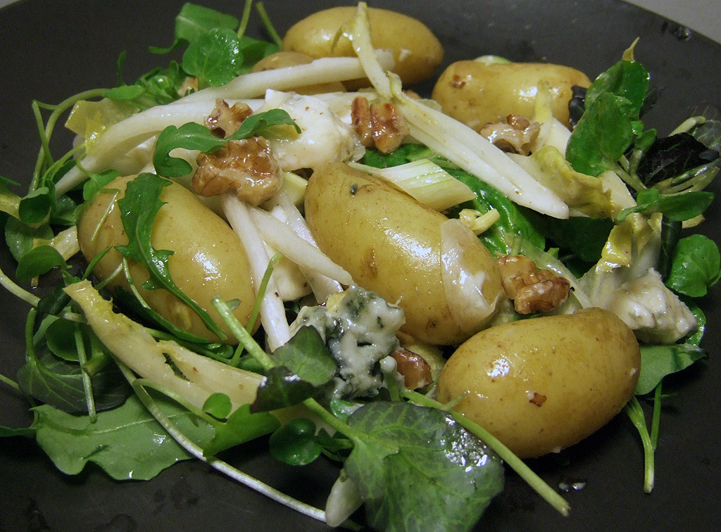 Kéksajtos krumplisaláta cikóriával és dióval