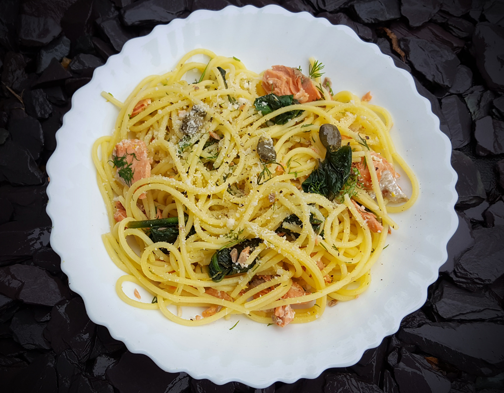 Lazacos-spenótos spagetti