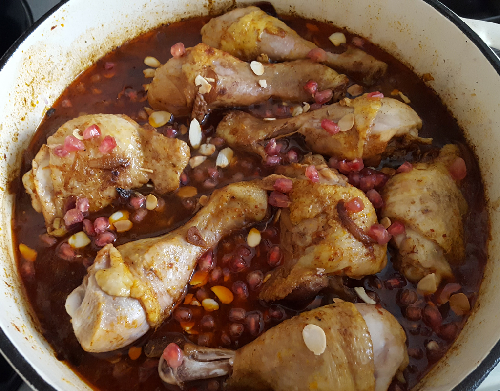 Marokkói csirkepörkölt gránátalmával