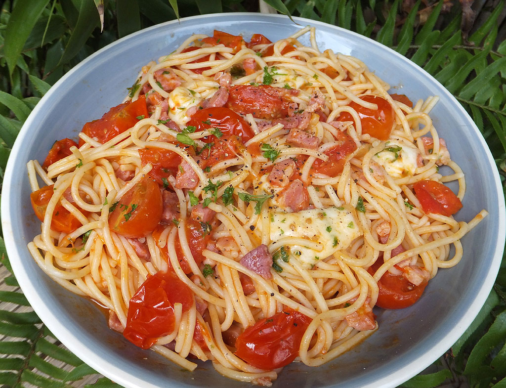 Paradicsomos spagetti mozzarellával
