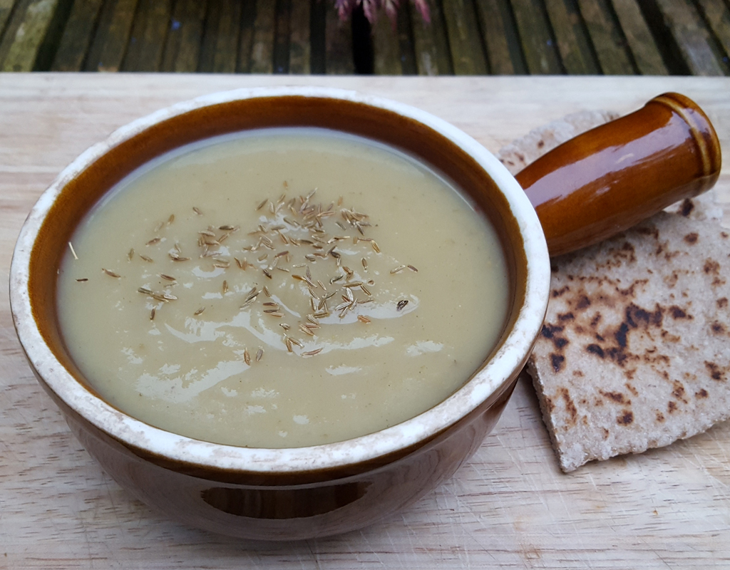 Pikáns burgonya és zeller leves