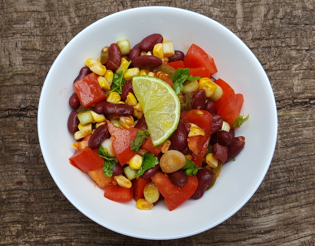 Pikáns paradicsom, kukorica és vörösbab saláta
