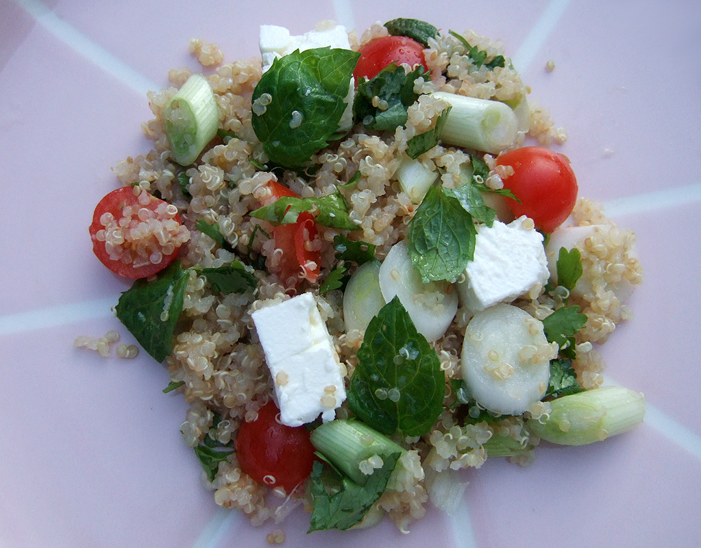 Quinoa, feta és paradicsom saláta