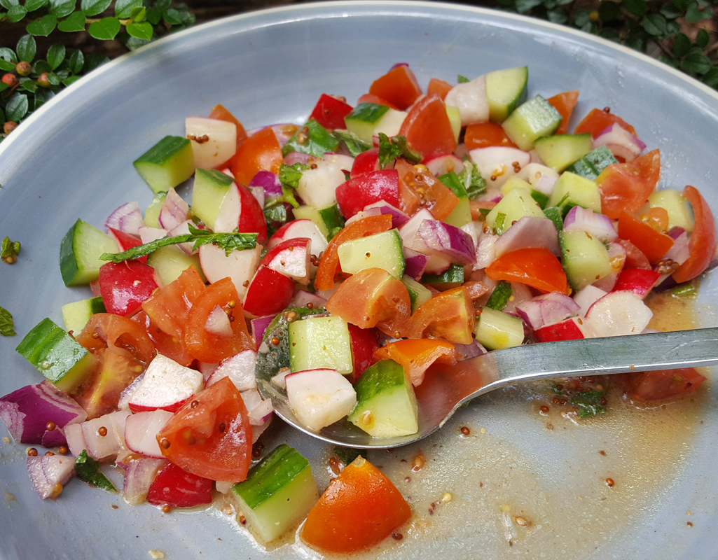 Retek, uborka és paradicsom saláta