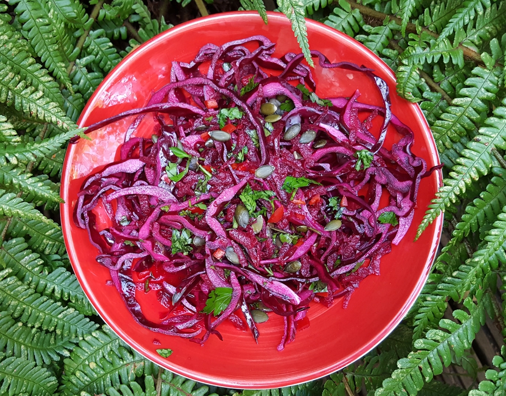 Ropogós vöröskáposzta és cékla saláta