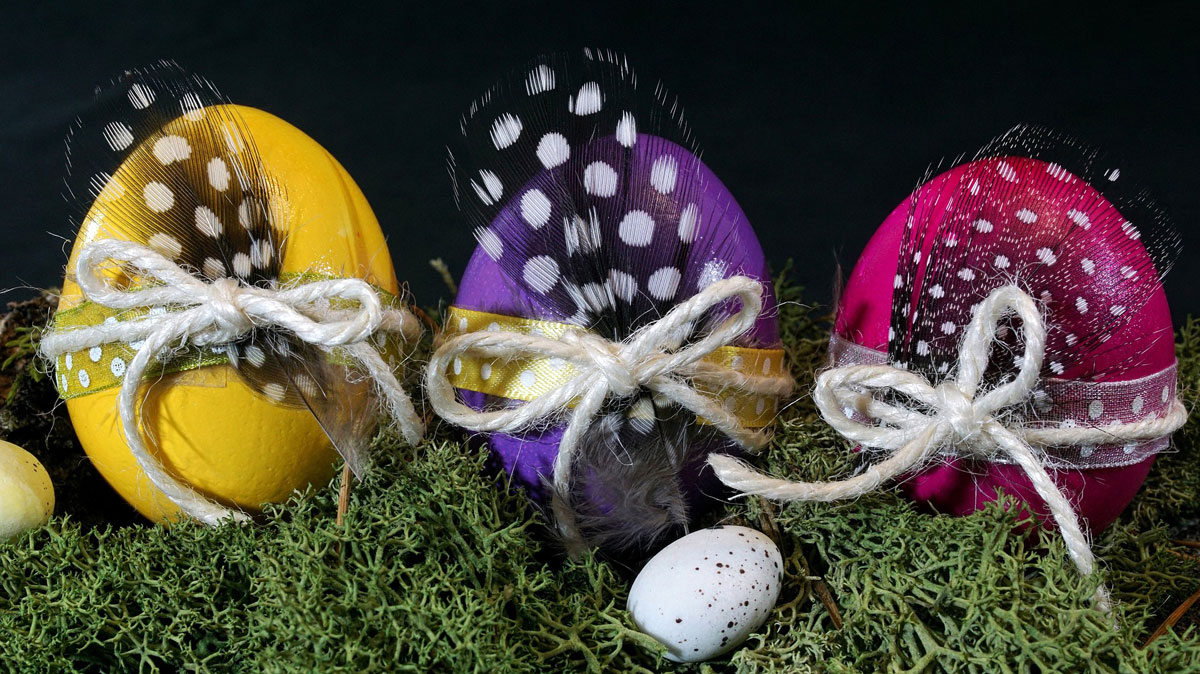 Szalaggal díszített húsvéti tojás