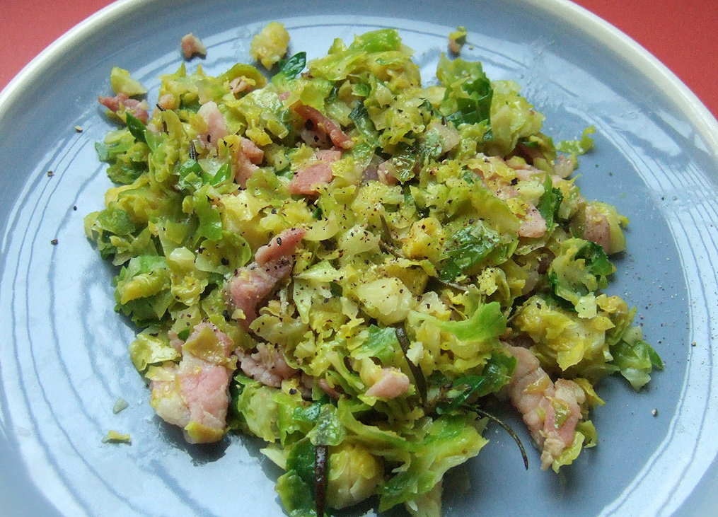 Szalonnás kelbimbó saláta