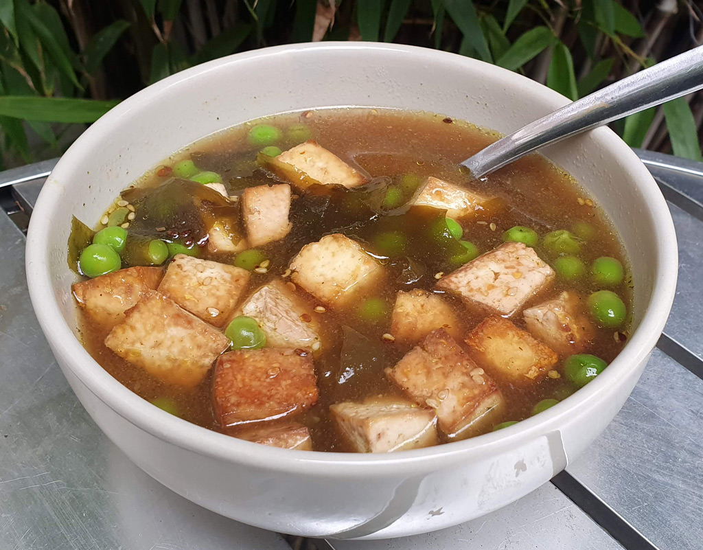 Zöldborsós miso leves sült tofuval